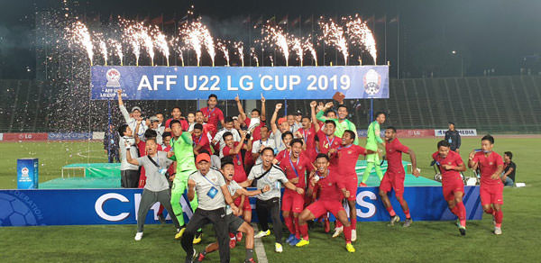 istimewa KAMPIUN: Timnas Indonesia U-22 meluapkan kegembiraannya saat menjuarai Piala AFF U-22 usai mengalahkan Thailand dengan skor 2-1, Selasa (26/2) malam.