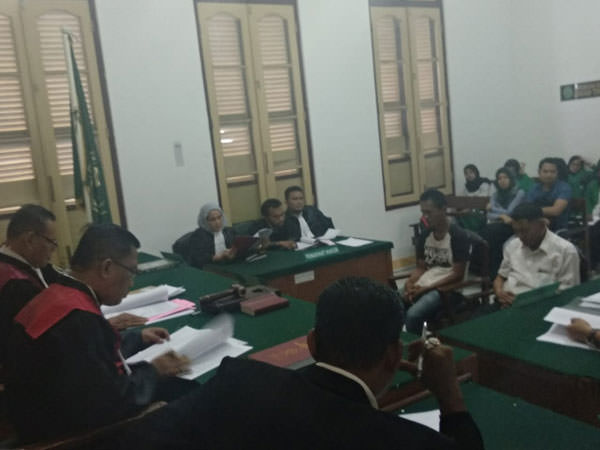 AGUSMAN/SUMUT POS SIDANG PERDANA: Dodi Asmara dan Bagus Bangun, terdakwa korupsi alat peraga sekolah Disdik Binjai, menjalani sidang perdana, Jumat (8/2).
