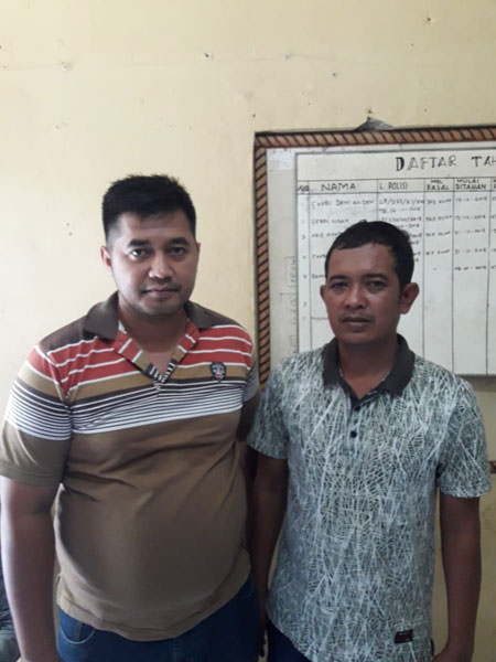 SMG/SUMUT POS PENIPU: Iwan (kanan) diamankan karena menipu Suwanda Marpaung dengan modus mampu memasukkan menjadi PNS Polda Sumut.