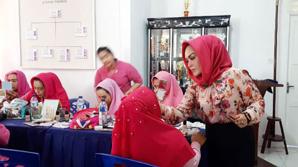 ADITIA LAOLI/SUMUT POS PELATIHAN: Ketua TP PKK Madina, Ika Desiska Dahlan Hasan Nasution tengah mempraktikkan cara make-up kepada ibu-ibu Bhayangkari dan Persit.