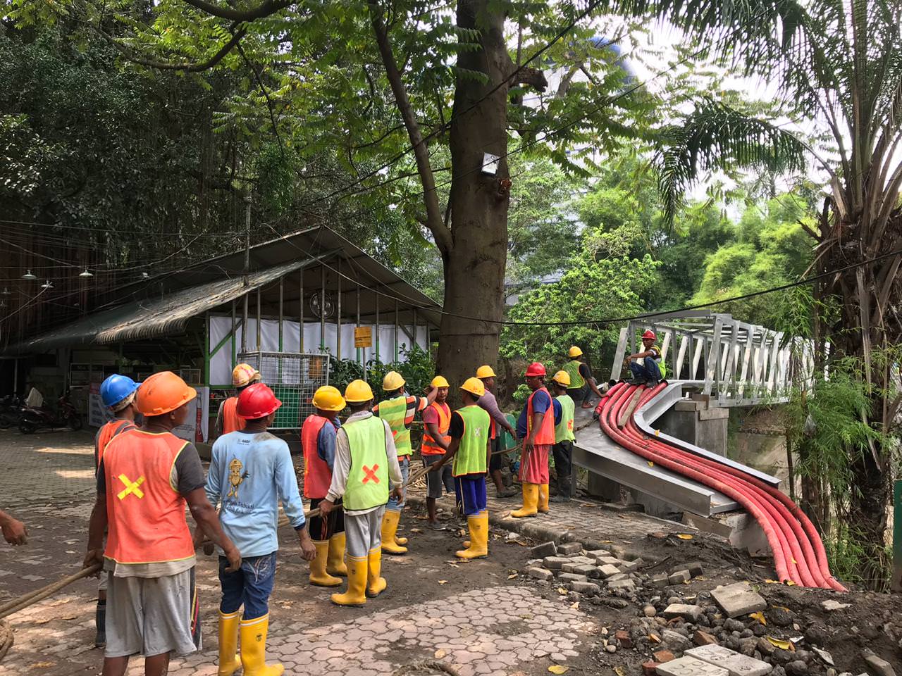 ist/sumut pos KABEL:  Petugas PLN UP3 Medan saat akan memasang kabel bawah tanah untuk penguatan jaringan listrik 20 KV.