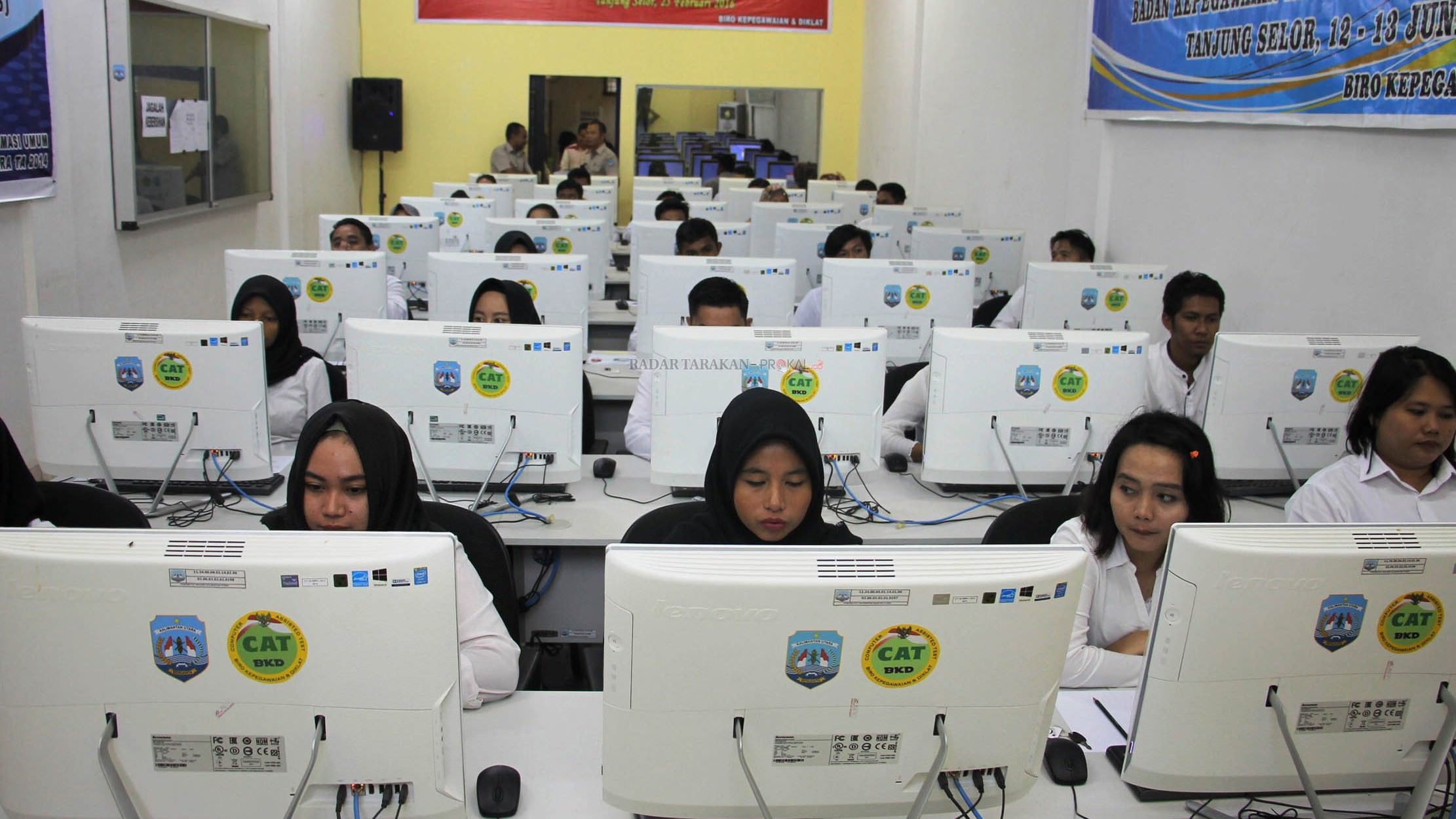 istimewa UJIAN: Sejumlah peserta saat mengikuti ujian seleksi calon pegawai negeri sipil di satu instansi peme­rintahan, belum lama ini.