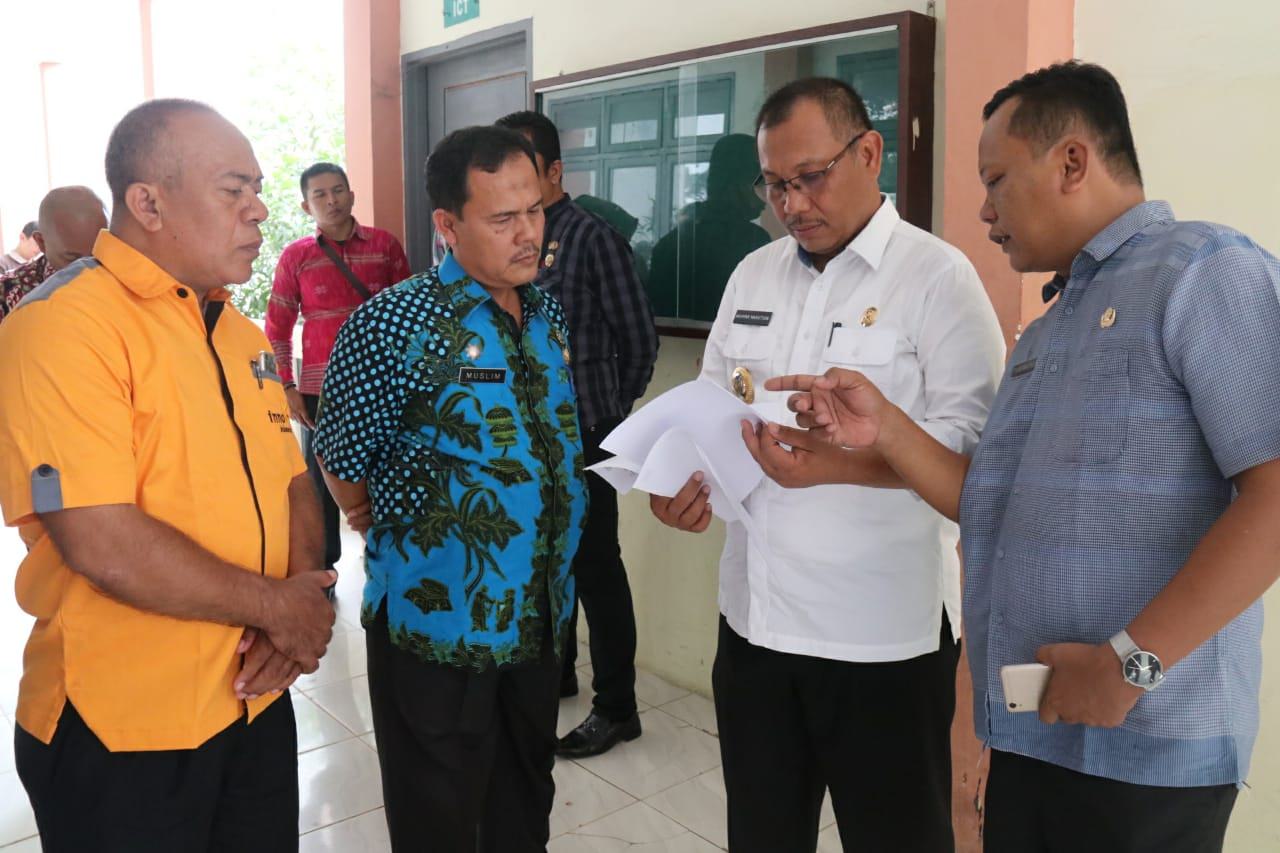 TINJAU: Wakil Wali Kota Medan H Akhyar Nasution saat melakukan peninjauan lokasi pelaksanaan ujian penerimaan PPPK 2019 di SMK Negeri Binaan Provinsi Sumut, Jumat (22/2).