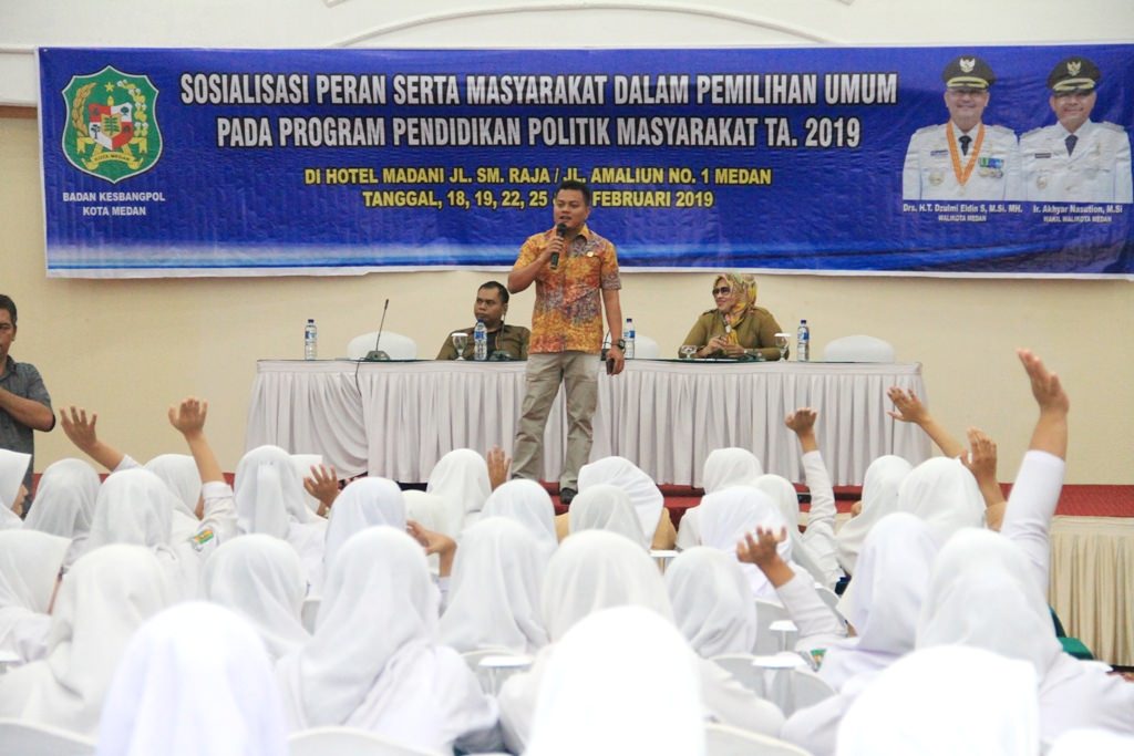 MATERI: Seorang narasumber saat menyampaikan materi pada acara Sosialisasi Peran Serta Masyarakat dalam Pemilihan Umum di Hotel Madani Medan, baru-baru ini.