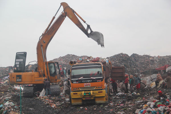 M IDRIS/sumu tpos SAMPAH: Eskavator saat beraktivitas di Tempat Pembuangan  Akhir (TPA) sampah di Terjun, Marelan. Kota Medan butuh pengelolaan sampah berbasis teknologi.