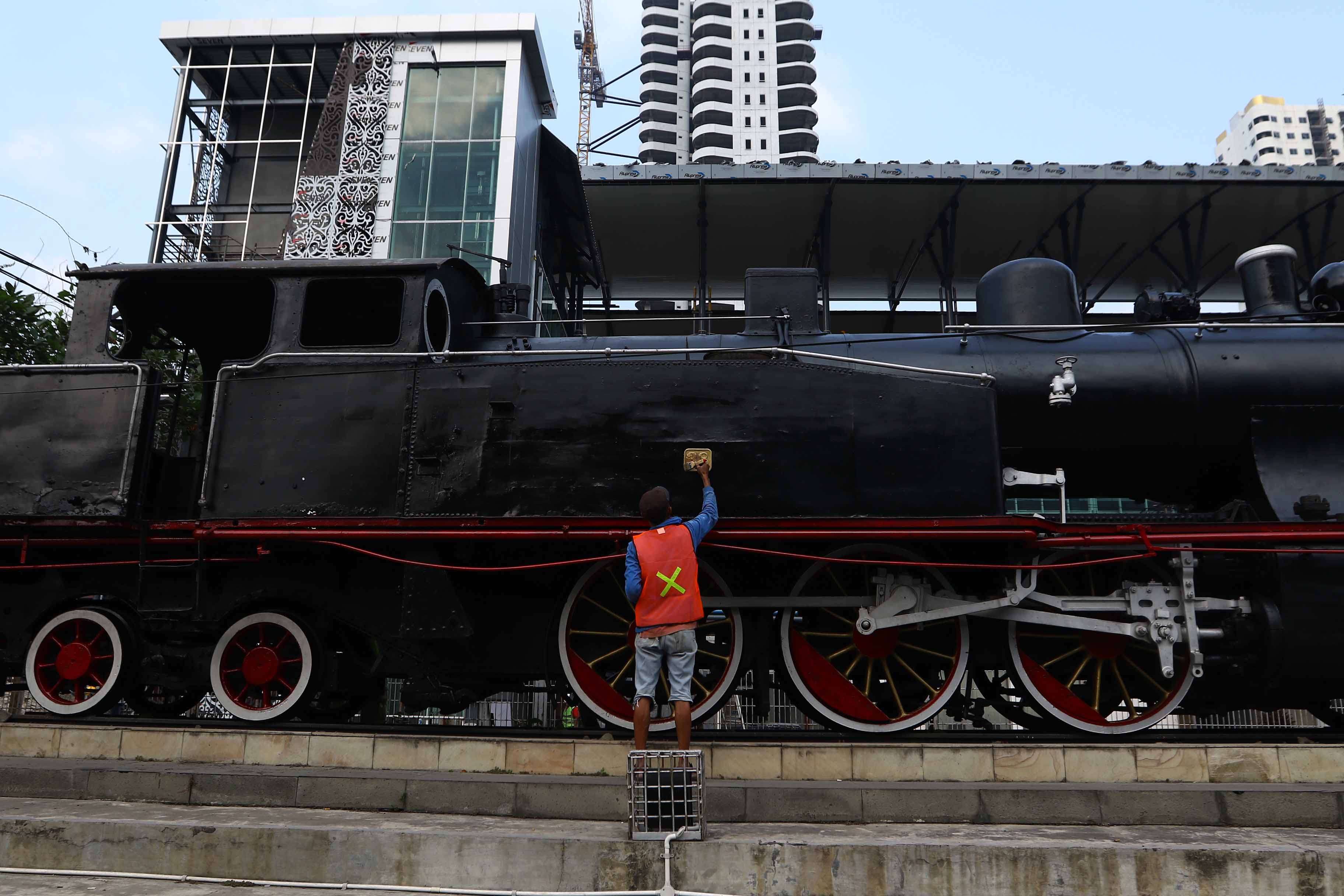 SUTAN SIREGAR/SUMUT POS             PERAWATAN_Pekerja mengecat monumen lokomotif kereta api tua di Jalan Stasiun, Medan, Kamis (14/2). Monumen lokomotif kereta api tersebut merupakan kawasan heritage harus terjaga kelestariannya dan menjadi Cagar Budaya K