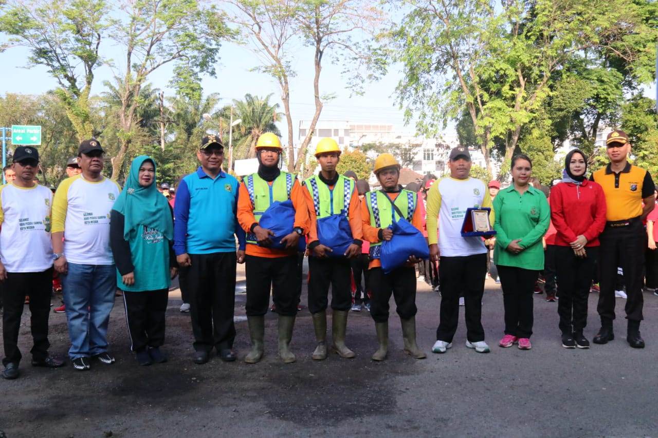 foto-foto pemko medan for sumut pos DIABADIKAN: Wakil Wali Kota Medan H Akhyar Nasution diabadikan bersama Kapolrestabes Medan Kombes Pol Dadang Hartanto, pada peringatan HPSN 2019 di Terminal Amplas, Kamis (21/2).