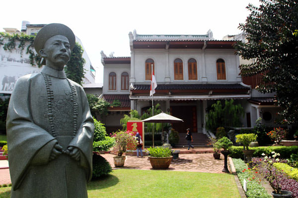triadi wibowo/SUMUT POS NYAMAN: Suasana asri dan nyaman di Galery dan Taman Bunga Tjong Yong Hian  di Jalan Kejaksaan  Medan,  Sabtu (2/1).
