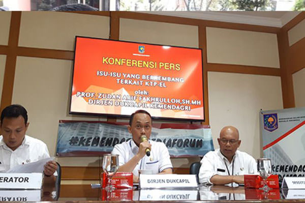 RIDWAN/JAWAPOS.COM KETERANGAN: Dirjen Dukcapil Kemendagri Zudan Arif Fakrulloh saat menggelar konferensi pers di Kantor Kemendagri, Jalan Medan Merdeka Utara, Jakarta Pusat, Rabu (27/2).