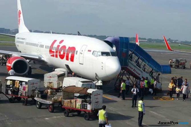 ist MASUK: Petugas Lion Air sedang bersiap untuk memasukkan barang penumpang ke dalam pesawat di Bandara Hang Nadim, Batam. Tarif bagasi berbayar Lion Air Group terus berubah, ketetapannya akan dilakukan pada hari ini (21/2).