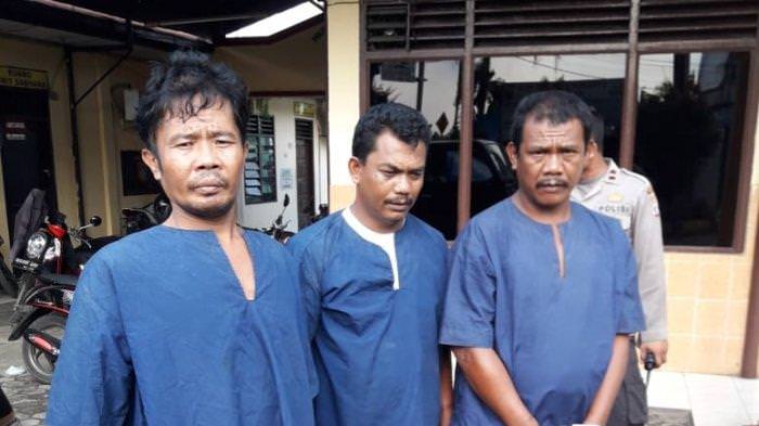 IST/SUMUT POS TERSANGKA: Ketiga tersangka maling mobil diamankan di Mapolsek Delitua.