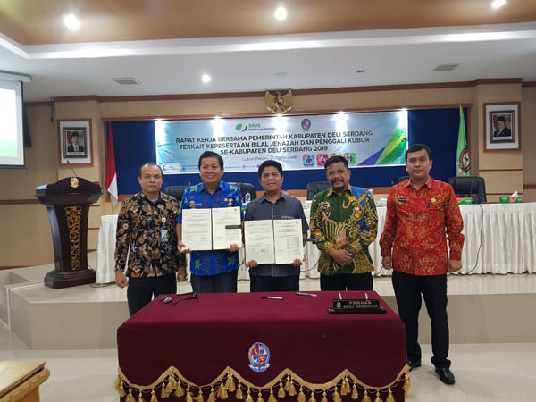 BATARA/SUMUT POS TANDATANGANi: Kabag Pemberdayaan Masyarakat Robert Tambunan dengan Kepala Cabang BPJS Ketenagakerjaan Tanjungmorawa, Sahrial tandatangani kesepakatan.