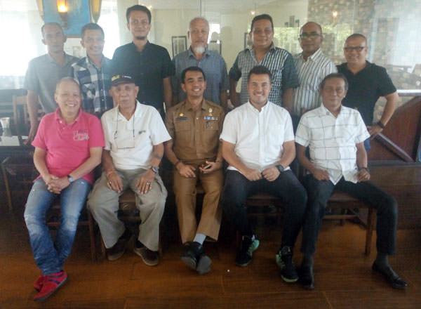 deking sembiring/sumut pos SIAP: Jajaran Pengurus Pengprov IMI Sumut dipimpin Ketua Faisal A Nasution pose bersama Sekjen PP IMI, Ketua Komisi Rally Rifat Sungkar, dan Ketua IMI Sumut Faisal A Nasution, di Medan, Selasa (5/3).