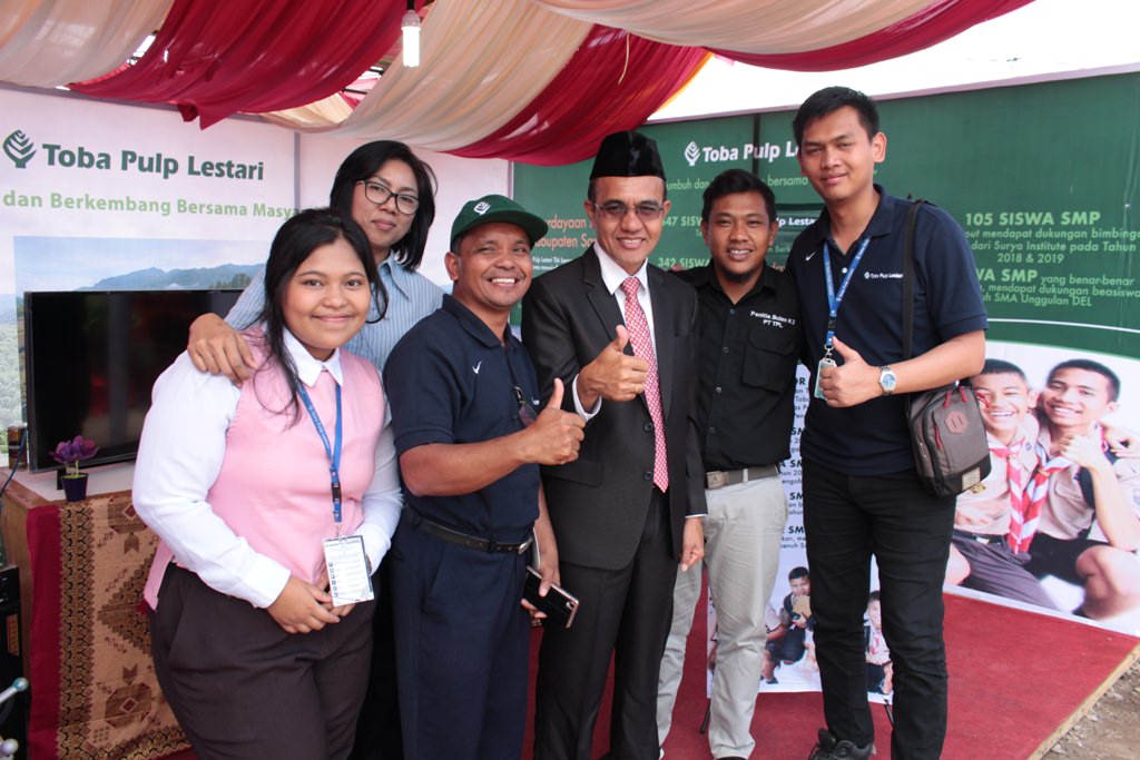 Foto: istimewa Kadis Pendidikan Samosir, Ricardo Hutajulu, SPd. MPd, foto bersama sejumlah staf TPL, pada acara HUT Kabupaten Samosir, Rabu (27/2) lalu.