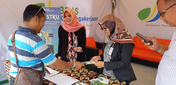 Foto:TEDDY AKBARI/SUMUT POS KUNJUNGI: Salah seorang warga mengunjungi stan BPJS TK di Arena MTQ Kota Binjai.