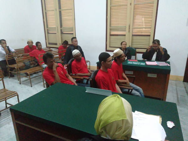 AGUSMAN/SUMUT POS  TUNTUTAN: Empat terdakwa kurir 6,8 kg sabu asal Malaysia menjalani sidang tuntutan, Kamis (21/3).