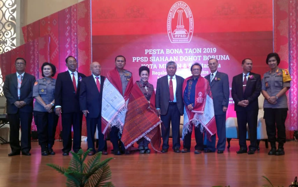 Foto: Istimewa SEMINAR KEBANGSAAN: Para pengurus PPSD Siahaan Kota Medan dan Panitia Pesta Bona Taon 2019 berfoto bersama dengan Ephorus HKBP Darwin Lumban Tobing dan narasumber Seminar Wawasan Kebangsaan, di Medan Kamis (7/3).