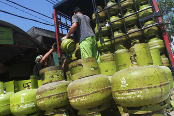sutan siregar/ sumut pos ANGKUT: Pekerja sedang mengangkut tabung gas dari mobil ke tempat agen di Deliserdang, beberapa waktu yang lalu. Tahun 2019 ini, Kabupaten Deliserang mendapat tambahan kuota  gas elpiji.