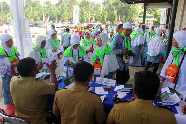 Triadi Wibowo/Sumut pos  CALHAJ: Calon jamaah haji (calhaj) saat di Asrama Haji Medan. Saat ini calhaj  mulai perekaman biometrik.  pertama telah masuk asrama untuk menjalani karantina sebelum diberangkatkan ke Tanah Suci pada Jumat (28/7)