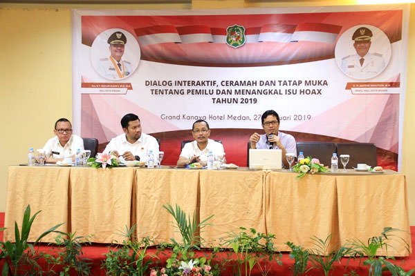 sampaikan materi: Perwakilan KPU Kota Medan M Rinaldy Khair, menyampaikan materi pada dialog interaktif, ceramah, dan tatap muka tentang Pemilu 2019, dan penangkalan isu hoax kepada masyarakat di Hotel Grand Kanaya Medan, Rabu (27/2).