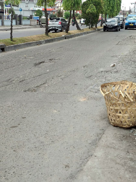 Markus/sumut pos RUSAK: Kondisi Jalan Jamin Ginting, Kecamatan Medan Baru Kelurahan Titirantai yang rusak parah.