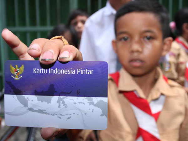 KARTU: Seorang anak menunjukkan Kartu Indonesia Pintar (KIP). Presiden Jokowi rencananya akan membagikan 2 ribu KIP kepada pelajar di Balige, hari ini, Jumat (15/3).