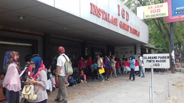 Markus/SUMUT POS UNJUKRASA: Perawat, bidan dan pekerja di RS Sari Mutiara berunjukrasa di depan Rumah Sakit Sari Mutiara, di Jalan Kapten Muslim Medan, Rabu (27/3).