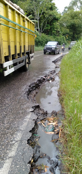 Solideo/sumut pos RUSAK: Kondisi rusaknya beram jalan yang berada di sepanjang Jalan Besar Kabanjahe-Tigapanah, Senin (25/3).