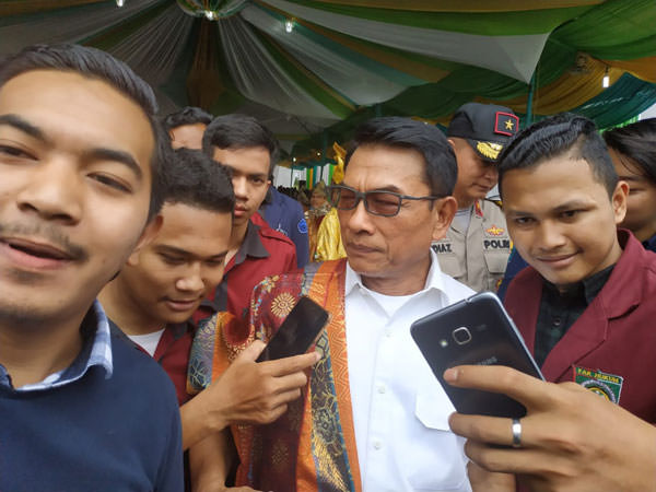 BAGUS SYAHPUTRA/SUMUT  pos WAWANCARA: Kepala Staf Kepresidenan Moeldoko, saat memberikan keterangan usai mengisi kuliah umum di UISU, Selasa (12/3).