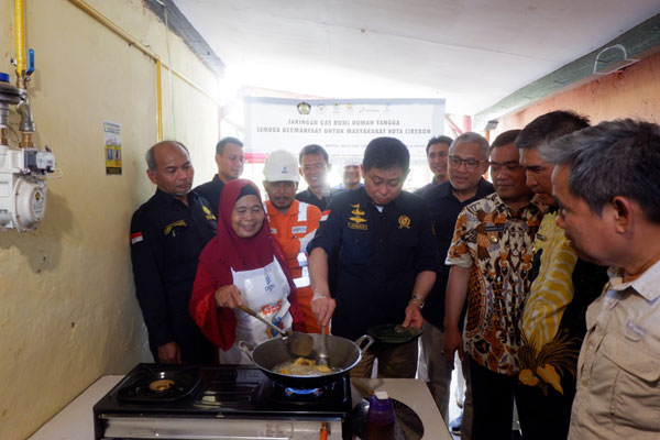 MASAK: Menteri ESDM Ignasius Jonan didampingi Dirut PGN, Gigih Prakoso saat membantu warga masak di Kota Cirebon, Kamis (21/3).