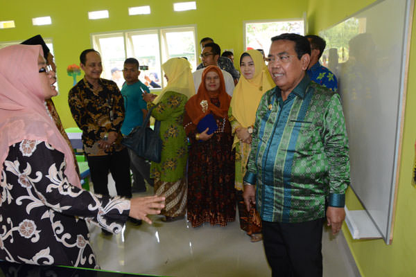 BATARA/SUMUT POS RESMIKAN: Wabup Deliserdang H Zainuddin Mars saat menghadiri peresmian Ruang Kelas Baru TK Aisyiyah Bustanul Athfal, di Jalan KH Ahmad Dahlan, Lubukpakam, Kamis (14/3).