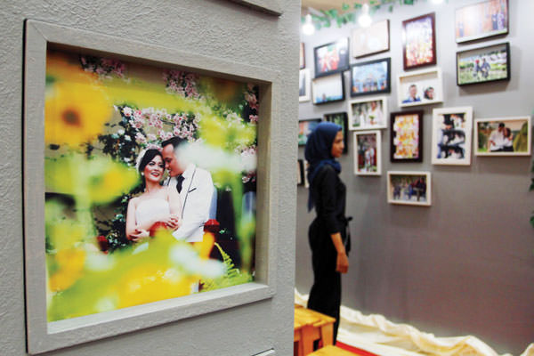 Foto Prawedding: Pengunjung melihat ratusan foto yang dipajang di pameran Foto Prawedding MD Studi Photography di Atrium Plaza Medan Fair, Selasa (26/3). Pameran foto ini berlangsung dari tanggal 25-31 Maret.
