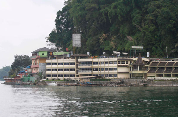 Triadi Wibowo/Sumut pos HOTEL: Bangunan hotel di sekitar Danau Toba tepatnya di Parapat, Simalungun. USU serius membantu mengembangkan Danau Toba dengan membentuk Pokja.