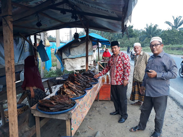 ISTIMEWA IKAN SALE: Ketua PB IKLAS Drs Rivai Nasution saat hendak membeli ikan sale yang dijual pedagang di pinggir jalan Kotapinang, Labusel, Sabtu (2/3) lalu.