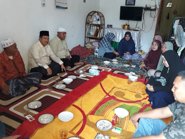 ISTIMEWA SILATURAHIM: Ketua Umum PB-Iklas Sumut, Rivai Nasution saat bersilaturahim dengan masyarakat Labusel, Sabtu (2/3).