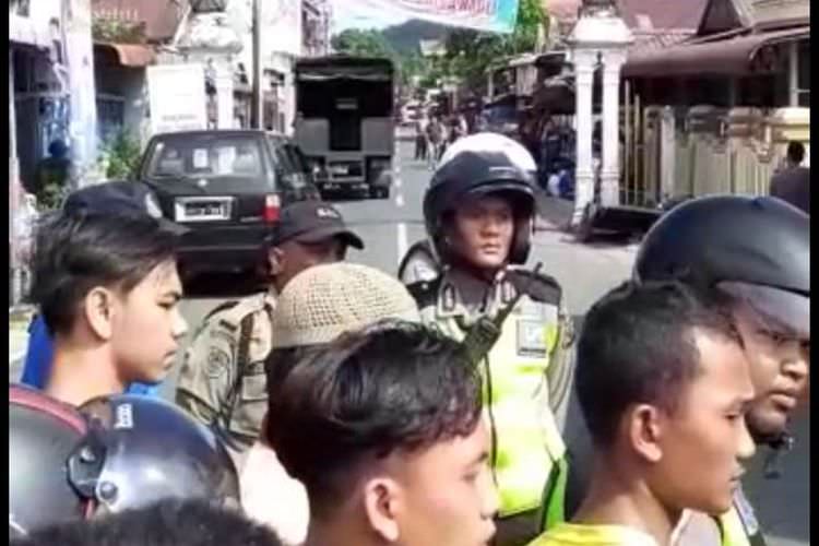 Ratusan personil gabungan TNI/Polri dikerahkan ke Jalan Cenderawasih Kota Sibolga, Sumut, tepatnya di depan Masjid Al Mukhlisin, karena ledakan bom di salah satu rumah warga.