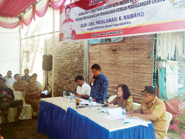 istimewa/sumut pos sosialisasi: Anggota DPRD Medan Proklamasi K Naibaho saat sosialisasi Tentang Pencegahan dan Penanggulangan Korban Perdagangan Orang.  di Jalan Bunga Rampai VI Kelurahan Simalingkar B, Medan Tuntungan, baru-baru ini (25/3). (Istimewa)