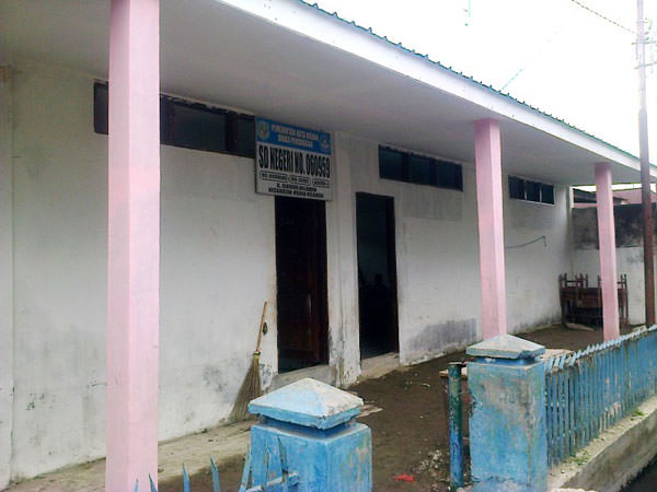 TAK LAYAK: Kondisi Sekolah Dasar (SD) Negeri 060959  dan 060961 Medan Belawan yang tak layak. Ruangan kelasnya hanya 3 ruangan saja. Bahkan tak ada halaman untuk bermain. Kondisi ini sudah terjadi bertahun-tahun namun belum ada perhatian dari Pemerintah K