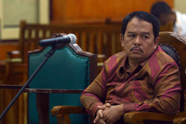 SIDANG: Eks Bupati Labuhanbatu Pangonal Harahap saat menjalani persidangan di Pengadilan Negeri Medan, Senin (11/3). Dia dituntut 8 tahun penjara dan dicabut hak dipilihnya.