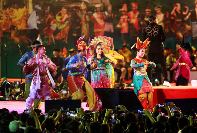 SUTAN SIREGAR/SUMUT POS TARIAN DAERAH: Sejumlah penari menarikan tarian daerah dari beberapa etnis yang ada di Sumatera Utara saat Pergelaran Budaya Lintas Etnis di Stadion Teladan Medan, Sabtu (17/3). Tarian daerah dari beragam etnis di tampilkan saat ac
