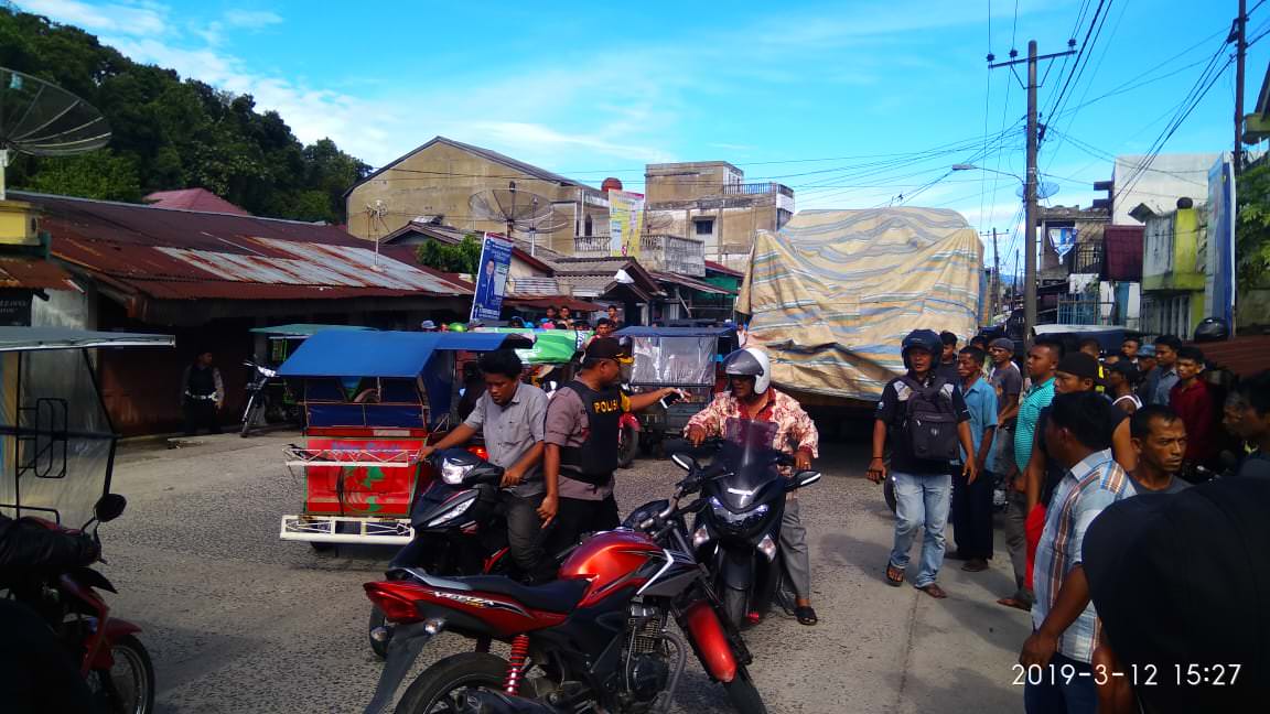 Polisi berjaga di lokasi ledakan bom di Jalan Cendrawasih, Sibolga.