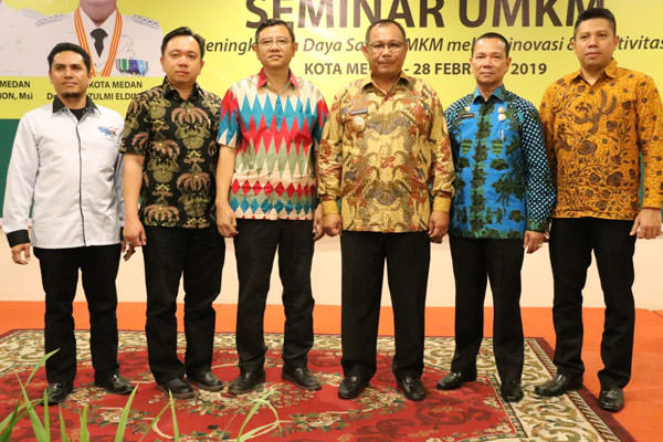 BERSAMA: Wakil Wali Kota Medan H Akhyar Nasution diabadikan bersama unsur PT Indomarco Prismatama, dan PT Barco pada pembukaan Seminar UMKM bagi Pelaku UMKM Kota Medan di Garuda Plaza Hotel Medan, Kamis (28/2).