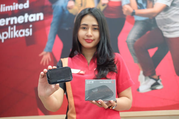 istimewa TUNJUK: Karyawan Smartfren menunjukkan Super Modem WiFi S1 keluaran Smartfren.