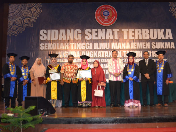 TERBAIK: Ketua STIM Sukma Wardayani SE MSi, mantan Gubsu, Kepala L2Dikti Sumut dan senat bersama lulusan terbaik didampingi keluarga.