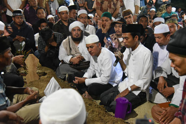 Bayu Sahputra/Metro Asahan BERDAMPINGAN: Ustad Abdul Somad didampingi Wakil Gubsu Musa Rajekshah usai mensalatkan jenazah ibunya.