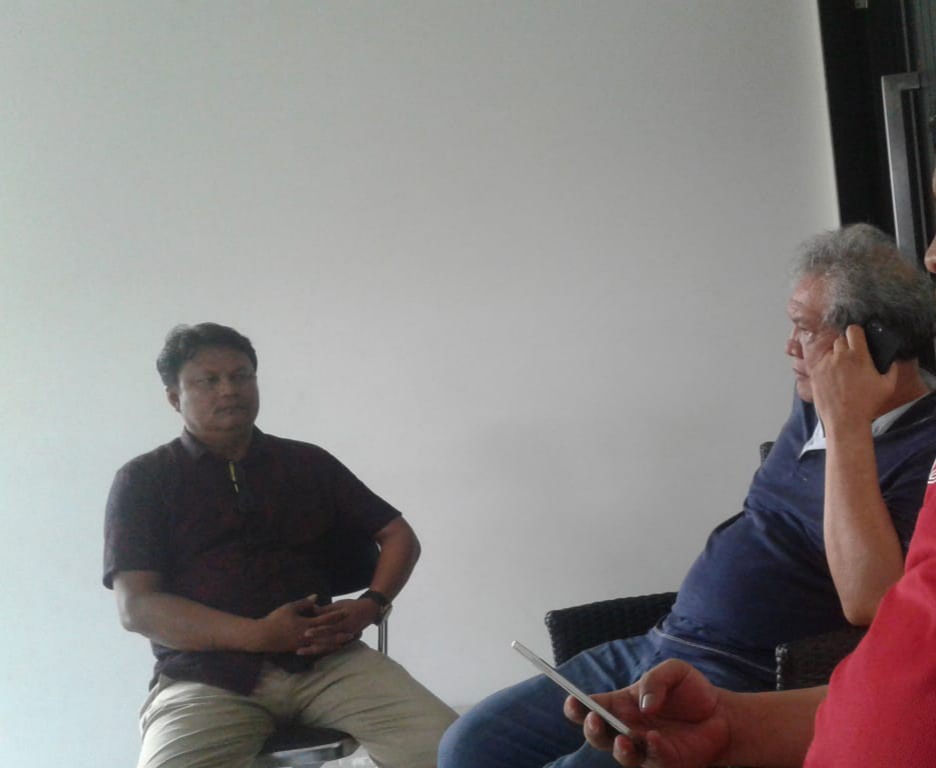 BERTEMU: Caleg DPRD Deliserdang, Antony Napitupulu (kiri) saat bertemu Ketua DPD PDI Perjuangan Sumut, Japorman Saragih di kediaman Japorman, Rabu (24/4).