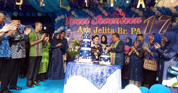 bambang/sumu tpos POTONG KUE: Bupati Langkat memotong kue  lalu menyulangkan kepada putrinya, disaksikan Ny Tiorita beserta keluarga.