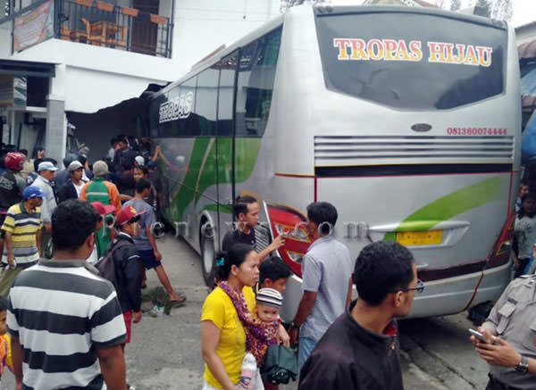 solideo/sumut pos Tabrak: Warga mengerumuni bus pariwisata Tropas Hijau yang menabrak gedung TIC.