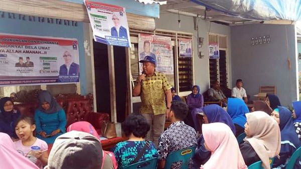 prans/Sumut Pos BERDIALOG: Kuat Surbakti, Caleg DPRD Sumut dari PAN nomor urut 1, saat berdialog dengan masyarakat.