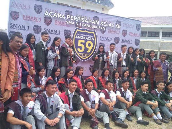 Edwin Simbolon/Sumut Pos PELEPASAN: Para siswa/i SMAN 1 Pangururan angkatan ke-59, yang baru lulus 2019, foto bersama Kasek, Drs Bilpon Simbolon, MM dan para guru.